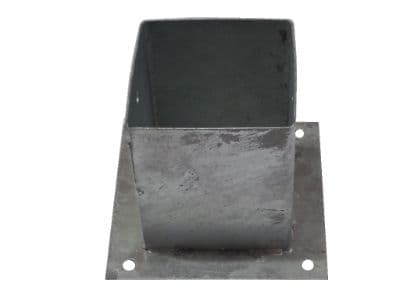 Stolpefot på plate 121×121×150 mm varmforsinket