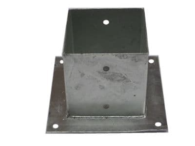 Stolpefot på plate 141×141×150 mm varmforsinket