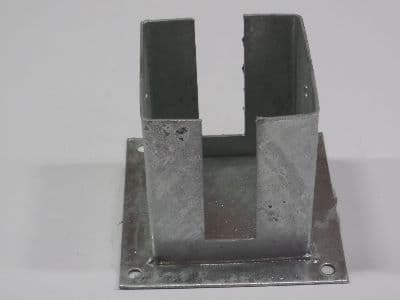 Stolpefot på plate med spor 121×121×150 mm varmforsinket