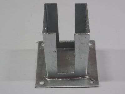 Stolpefot på plate med spor 91×91×150 mm varmforsinket